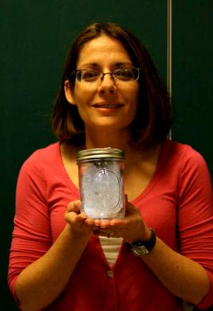 Lehrer für Naturwissenschaften Pam Uličný hält eine Solarlampe. "Es ist besser, den Menschen helfen, eine Solarlampe als die Dunkelheit zu verfluchen."