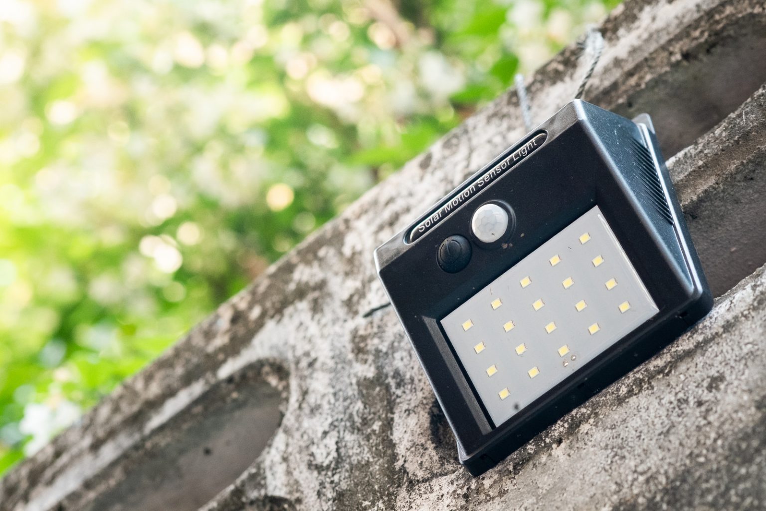 8-best-solar-powered-led-wall-light-reviews